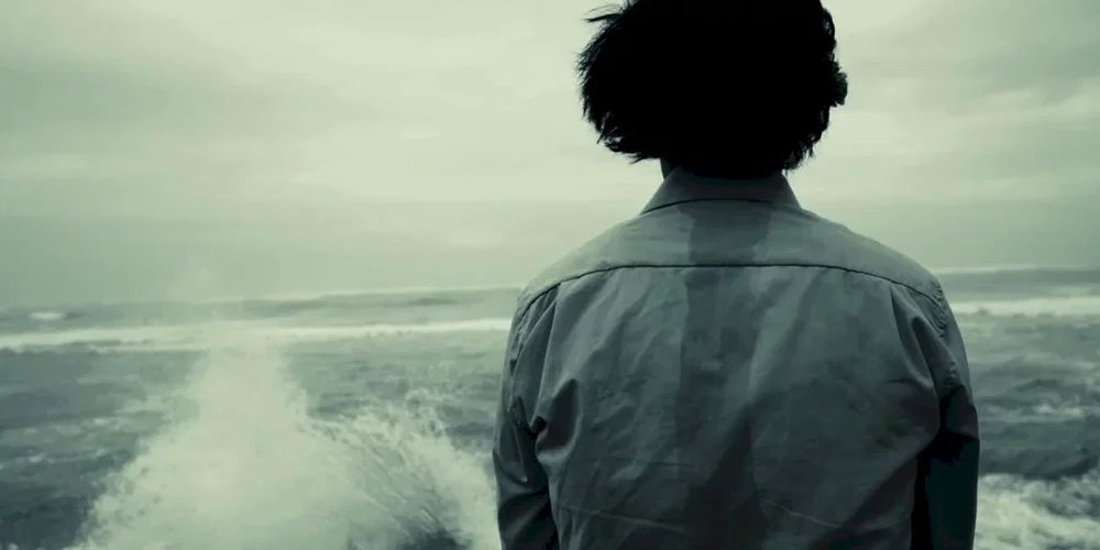 Photo du film : The Sea Is Behind