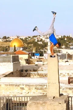 Affiche du film = Derrière les fronts : résistances et résiliences en Palestine