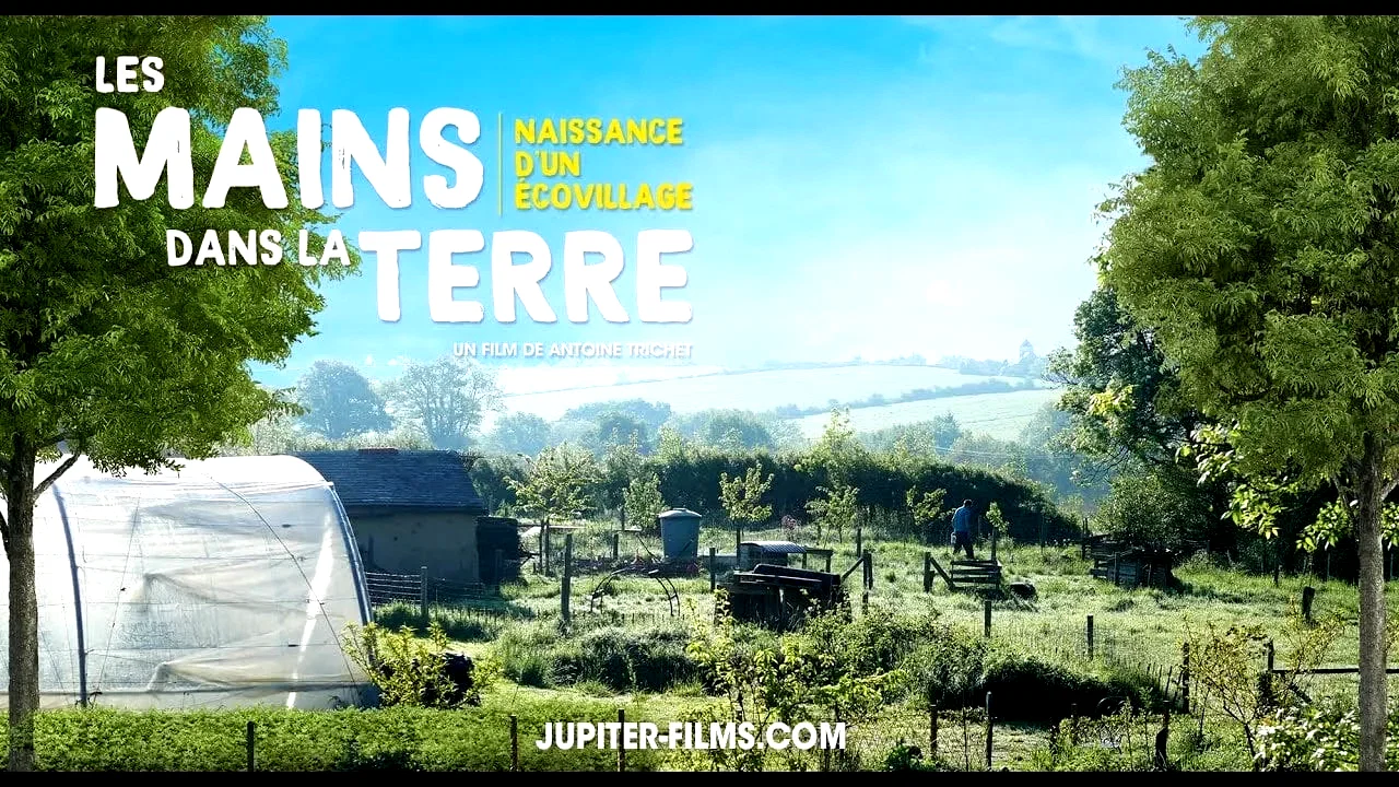 Affiche du film : Les mains dans la terre, naissance d'un écovillage