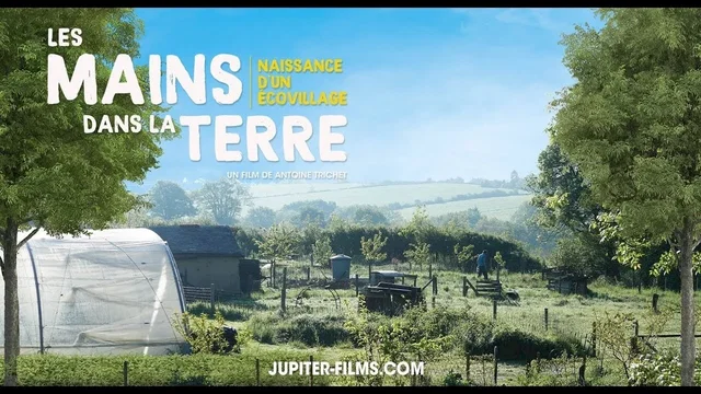 Affiche du film : Les mains dans la terre, naissance d'un écovillage