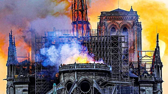 Affiche du film : Notre-Dame brûle