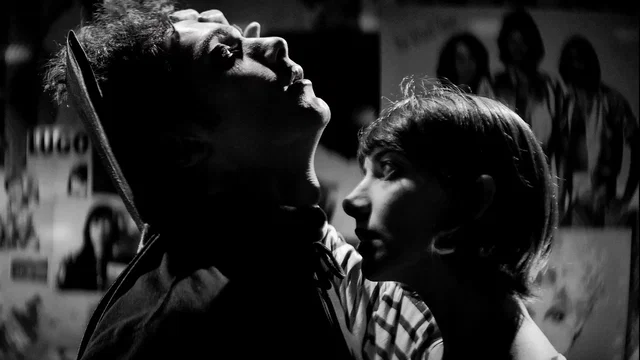 Photo 3 du film : A Girl Walks Home Alone at Night