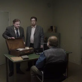 Photo du film : Un pigeon perché sur une branche philosophait sur l’existence