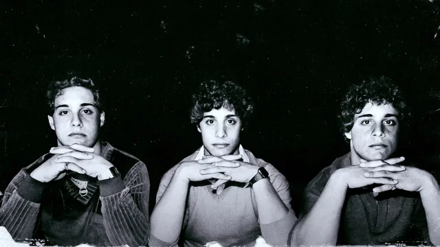 Photo 2 du film : Trois étrangers identiques