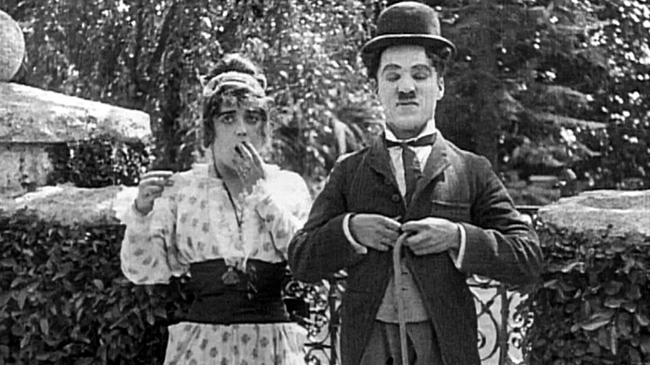 Photo 4 du film : Charlot Garçon de Café