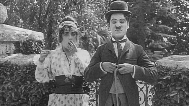 Photo 4 du film : Charlot Garçon de Café