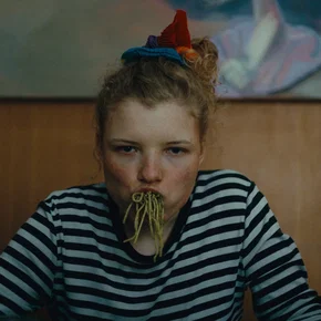 Photo du film : How to Be Normal and the Oddness of the Other World