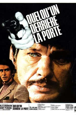 Photo 2 du film : Quelqu'un derrière la porte
