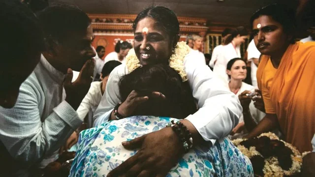 Photo 2 du film : Darshan (l'etreinte)