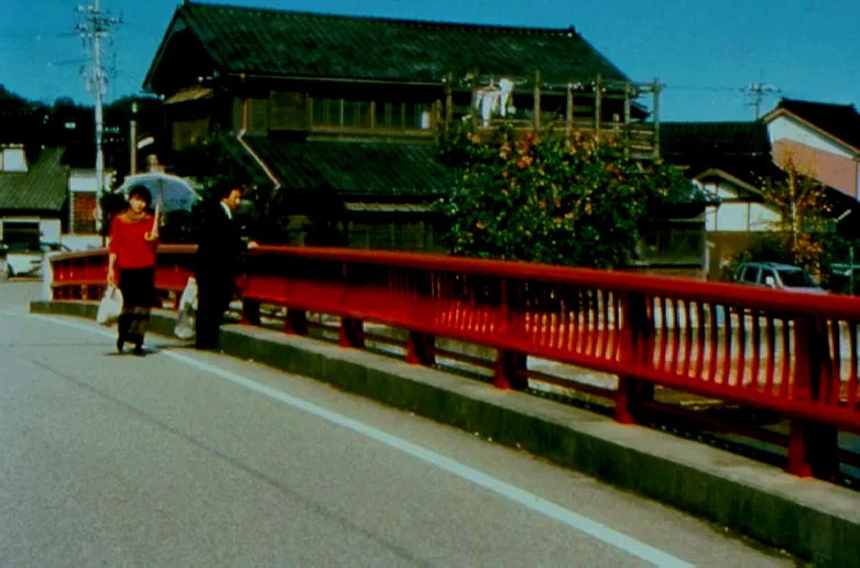 Photo du film : De l'eau tiède sous un pont rouge