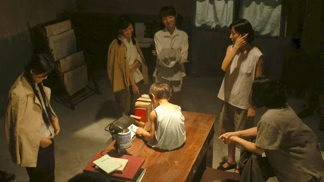 Photo 9 du film : Les petites fleurs rouges