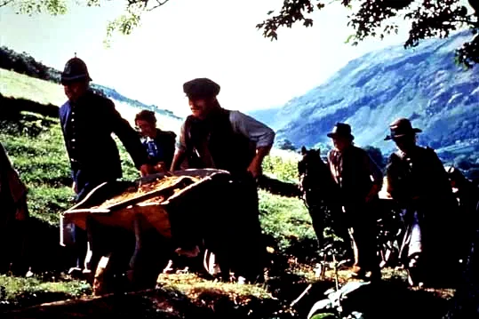 Photo du film : L'anglais qui gravit une colline mais descendit une montagne