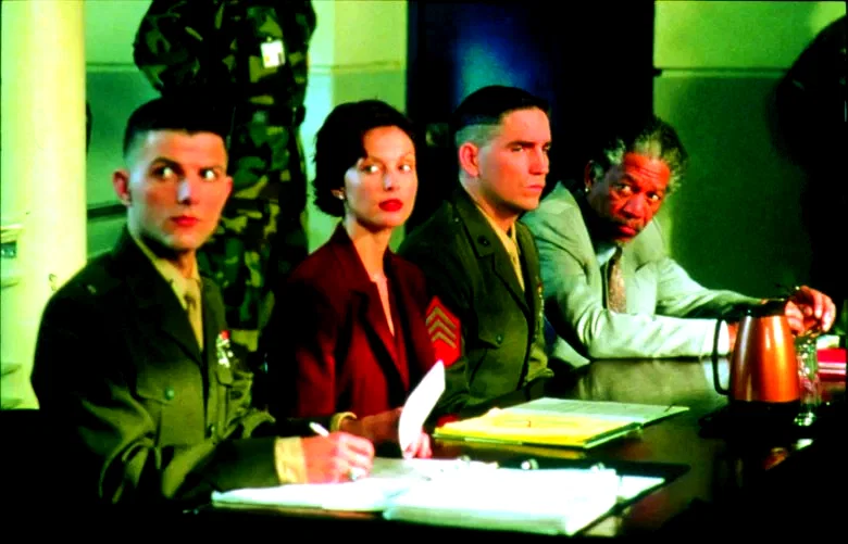 Photo 2 du film : Crimes et pouvoir