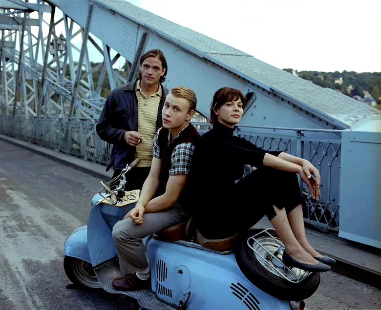 Photo 2 du film : Le perroquet rouge