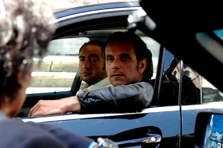 Photo du film : Par suite d'un arrêt de travail du personnel