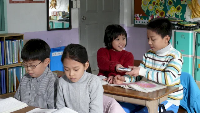 Photo 2 du film : La petite fille de la terre noire