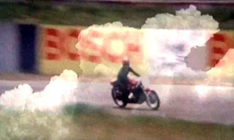 Photo 4 du film : Portrait de groupe avec enfants et motocyclettes