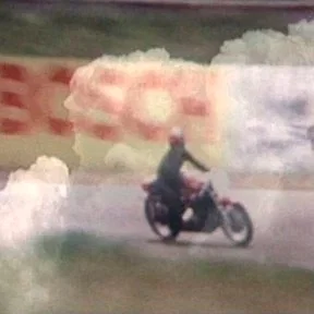 Photo du film : Portrait de groupe avec enfants et motocyclettes