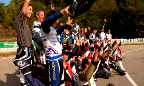 Photo 6 du film : Portrait de groupe avec enfants et motocyclettes