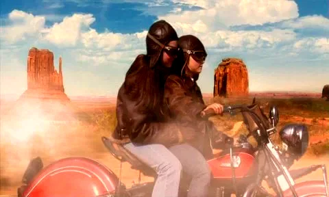 Photo 9 du film : Portrait de groupe avec enfants et motocyclettes