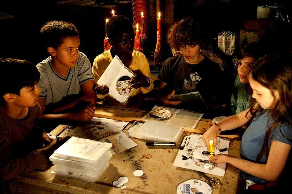 Photo 8 du film : Les mains en l'air
