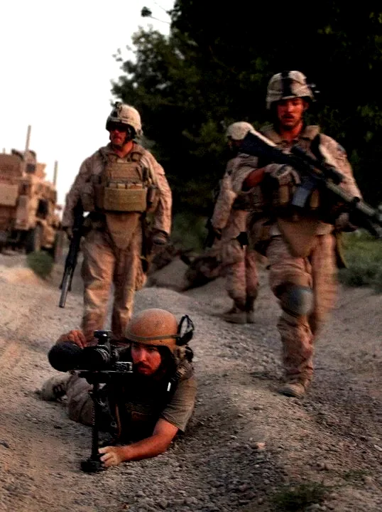 Photo 11 du film : Hell and back again
