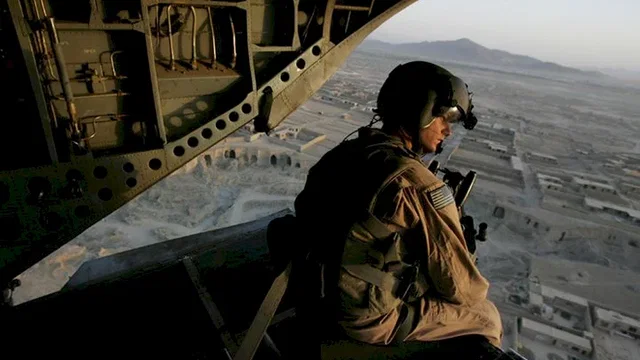Photo 12 du film : Hell and back again