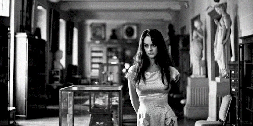 Photo 15 du film : L'Orpheline avec en plus un bras en moins