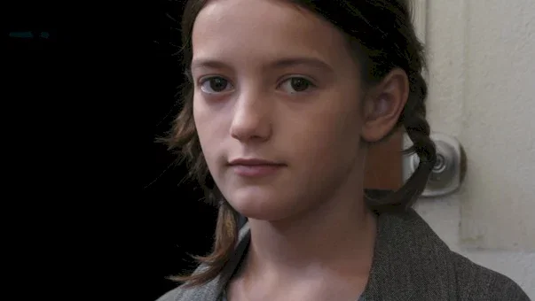 Photo 24 du film : L'Orpheline avec en plus un bras en moins