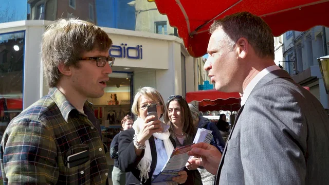 Photo 2 du film : Mains brunes sur la ville