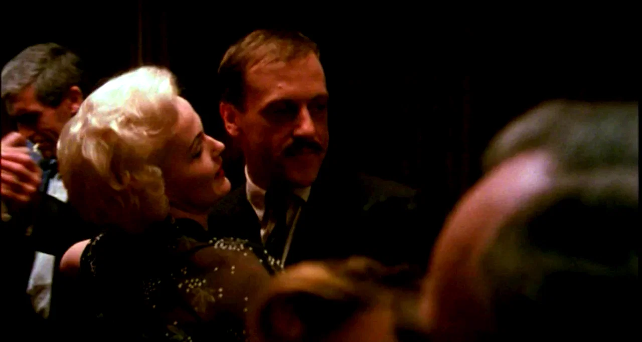 Photo 2 du film : Dance with a stranger
