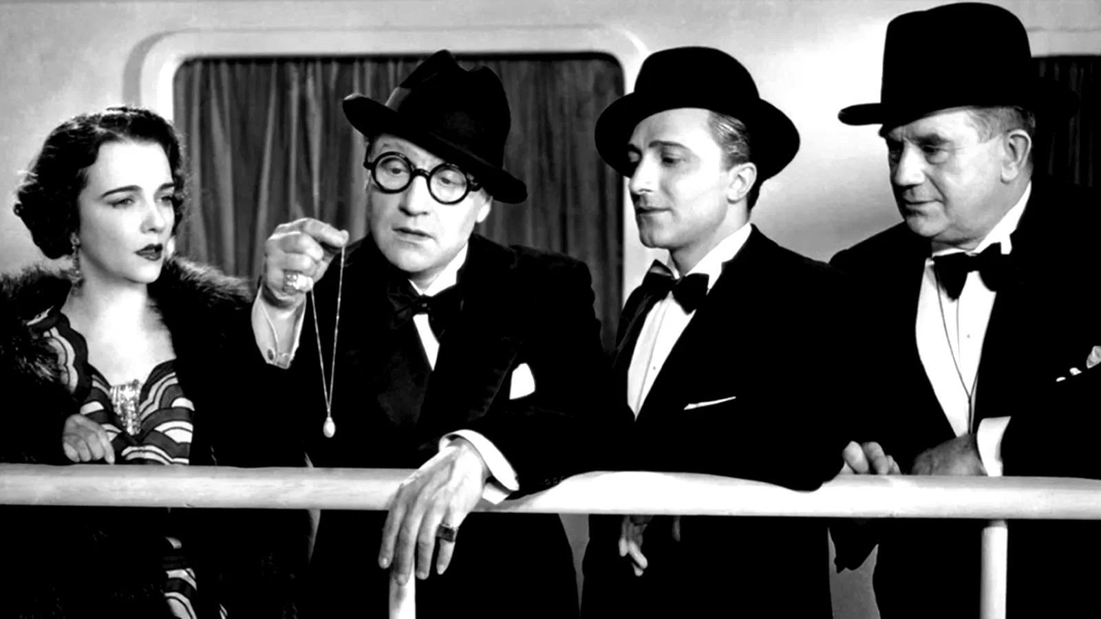 Photo 2 du film : Les perles de la couronne