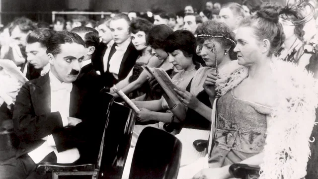 Photo 2 du film : Charlot au music-hall