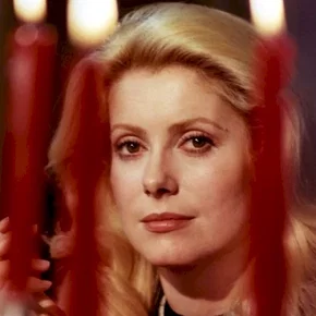 Photo du film : La femme aux bottes rouges