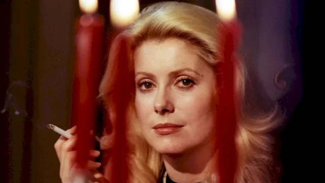 Photo 2 du film : La femme aux bottes rouges
