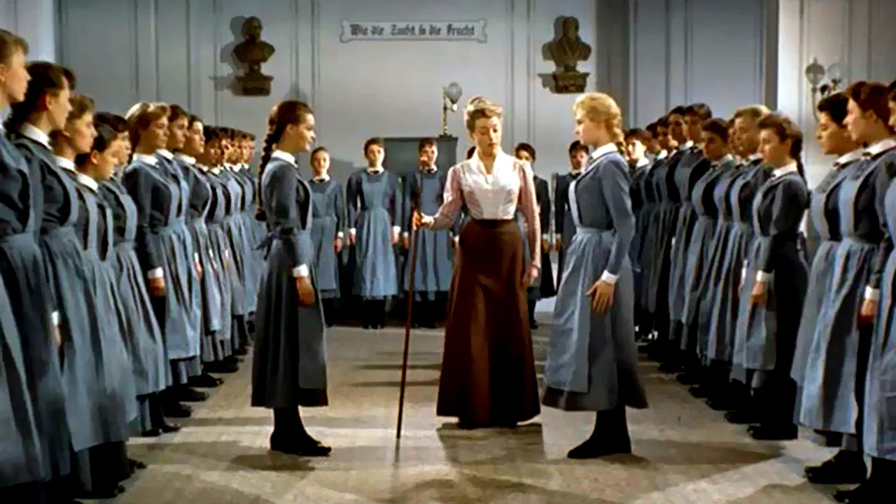 Photo 2 du film : Jeunes filles en uniforme