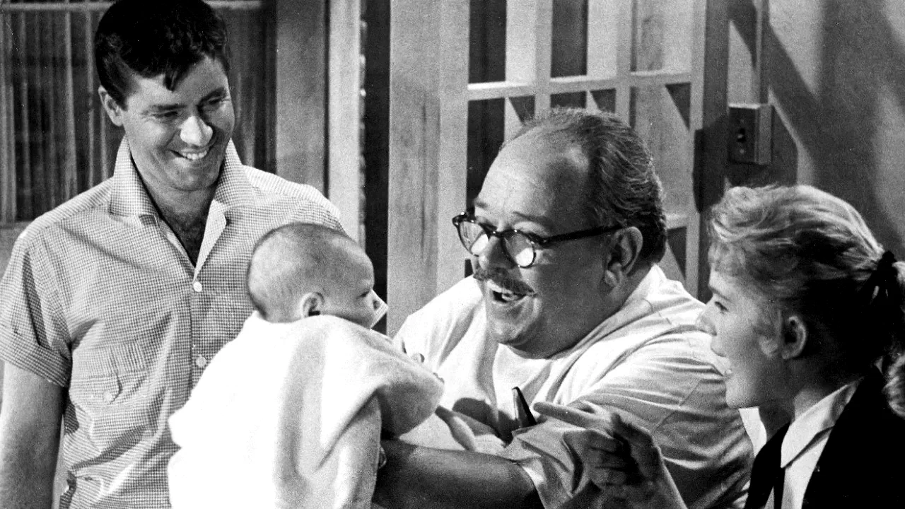 Photo 4 du film : Trois bébés sur les bras