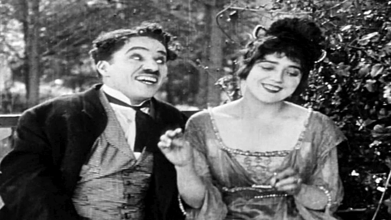 Photo 2 du film : Charlot Garçon de Café