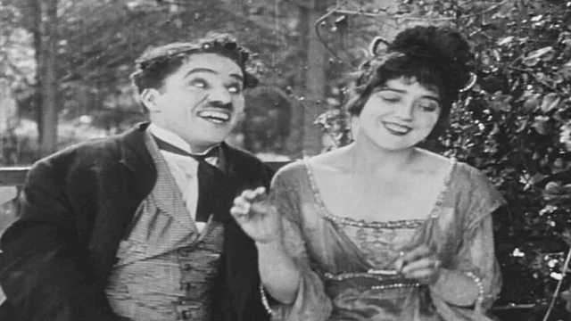 Photo 2 du film : Charlot Garçon de Café