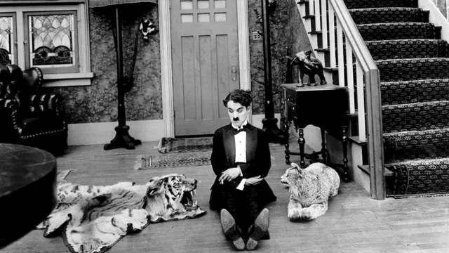 Photo 2 du film : Charlot rentre tard