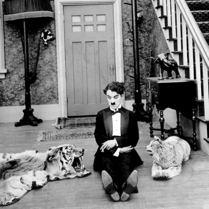 Miniature photo du film : Charlot rentre tard
