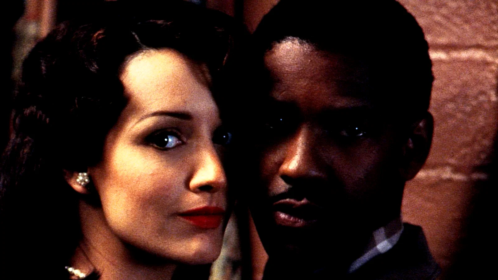 Photo 2 du film : Le diable en robe bleue