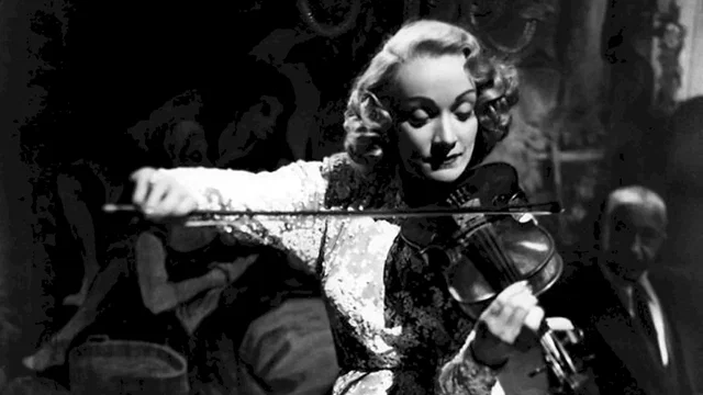 Photo 2 du film : La scandaleuse