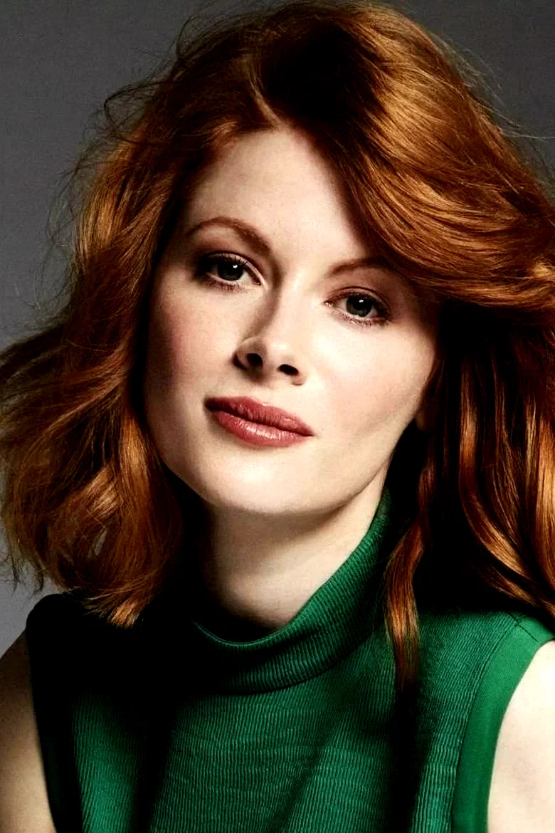  Emily Beecham