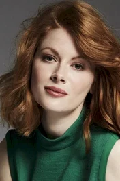  Emily Beecham