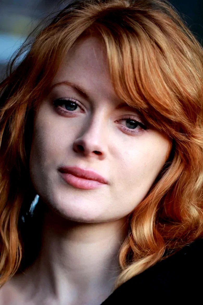  Emily Beecham