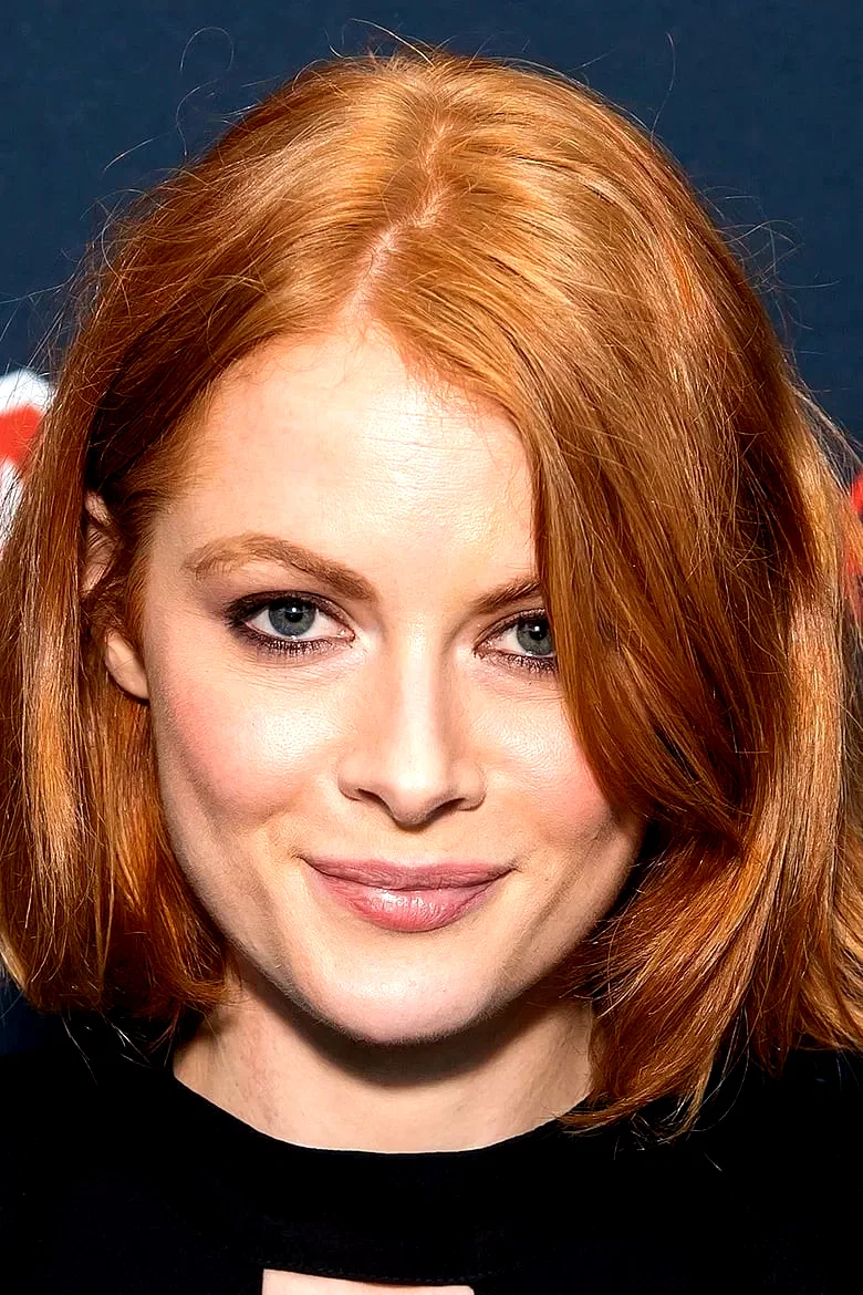  Emily Beecham