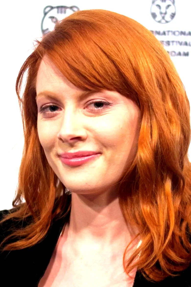  Emily Beecham