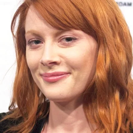  Emily Beecham
