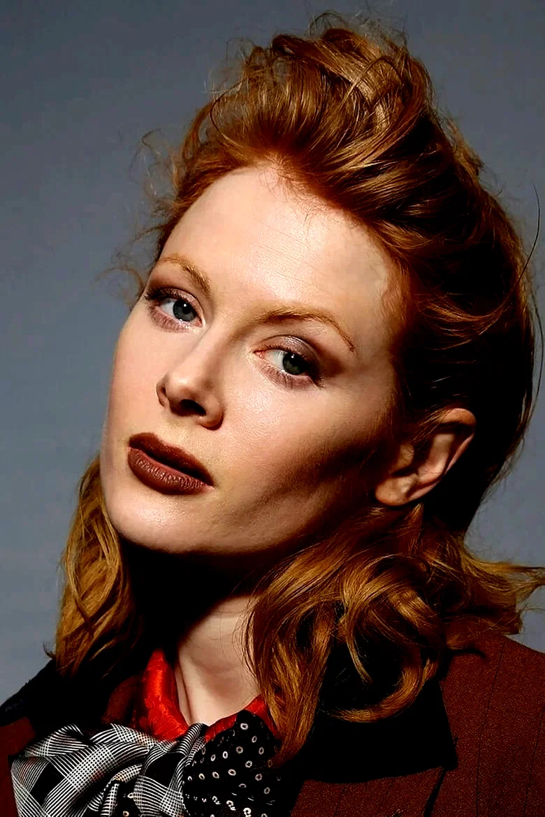  Emily Beecham